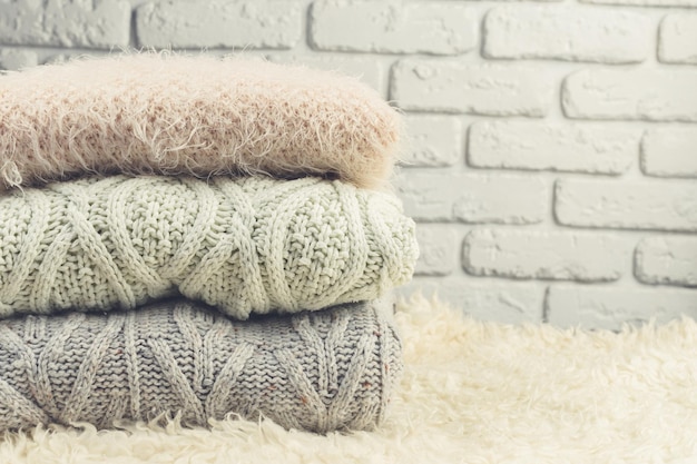 Pile de pulls tricotés confortables