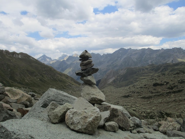 Une pile de rochers dans les Pyrénées contre un ciel nuageux
