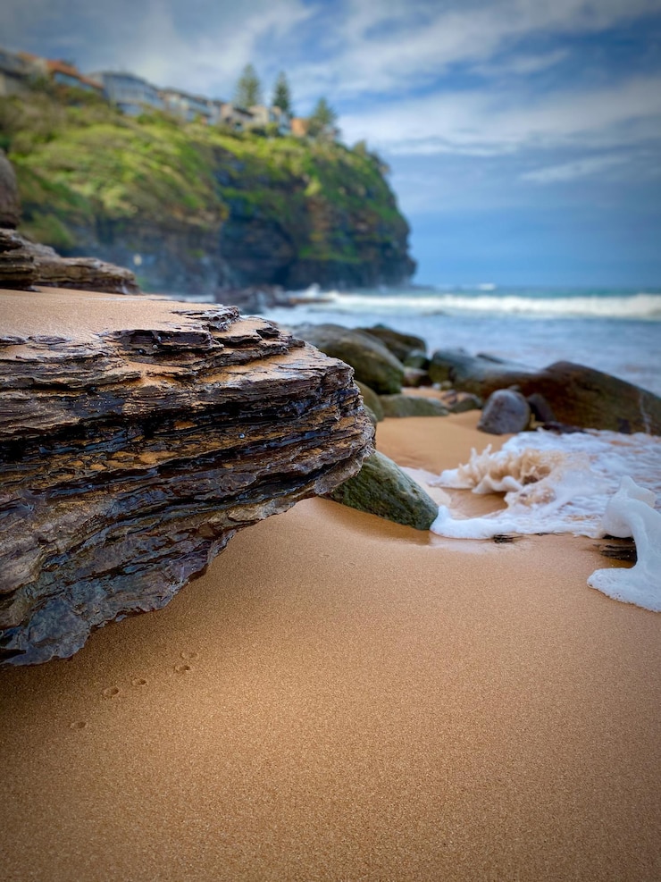 Photo une pile de rochers sur la plage contre le ciel