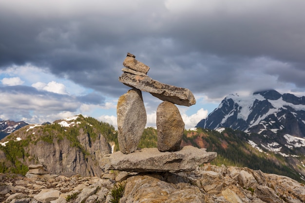 Pile de roches appelée cairn en haute montagne
