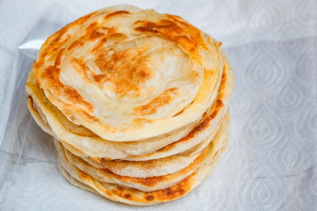 Pile de roti croustillant frit à la thaïlandaise.