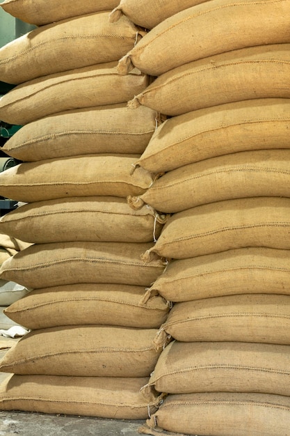 Pile de sacs avec des grains de café crus Panama