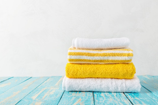 Pile de serviettes de bain sur une table en bois avec espace de copie