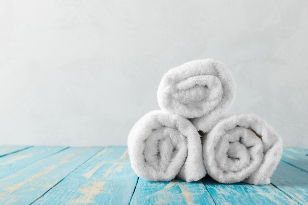 Pile de serviettes de bain sur une table en bois avec espace de copie