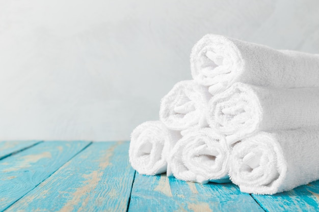 Pile de serviettes de bain sur une table en bois avec espace de copie