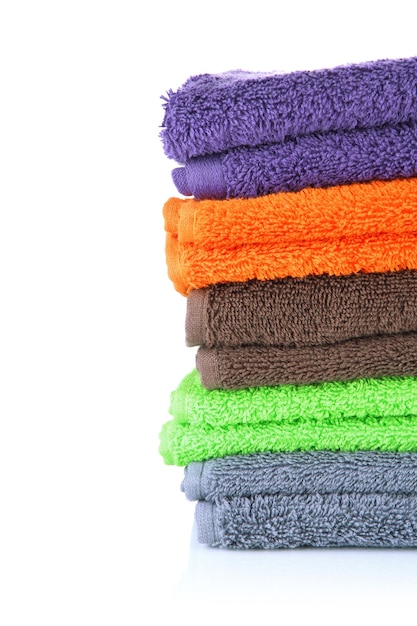 Pile de serviettes colorées isolées sur blanc