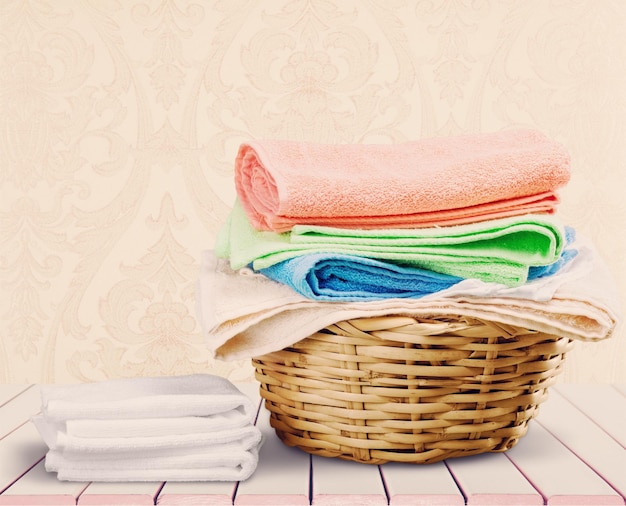 Photo pile de serviettes colorées moelleuses sur la table