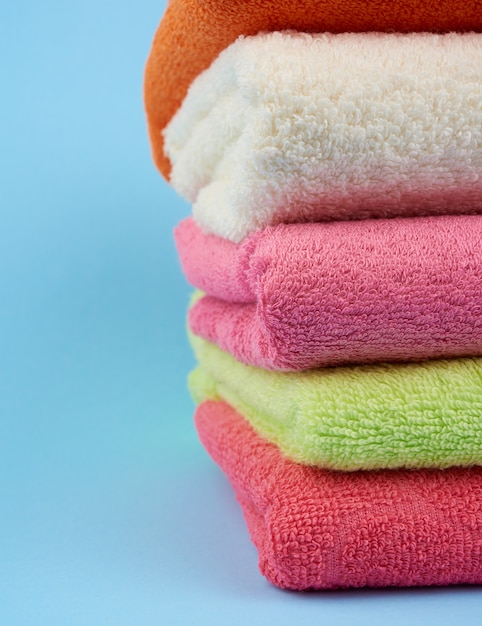 Pile de serviettes en coton éponge pliées