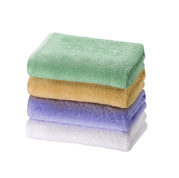 Pile de serviettes de couleur arc-en-ciel isolées