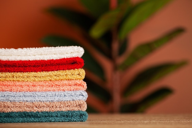 Pile de serviettes fraîches sur la table dans la salle de bain