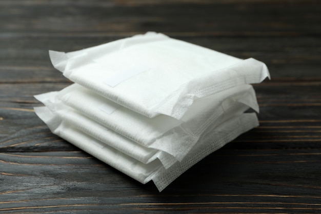 Pile de serviettes hygiéniques sur bois