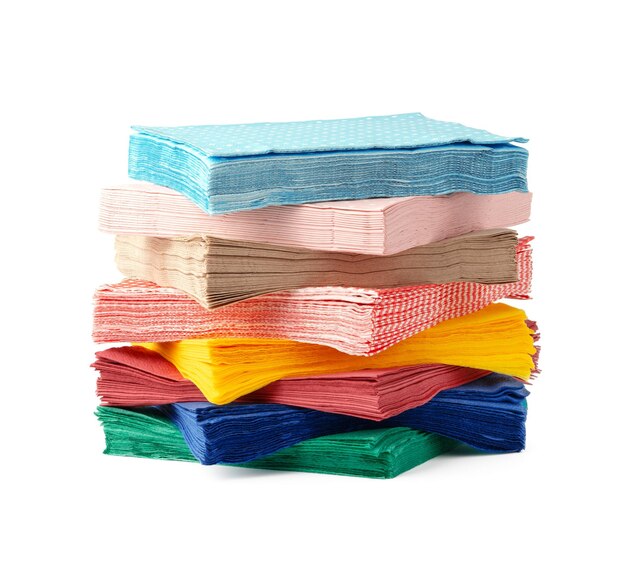 Pile de serviettes en papier sur fond blanc