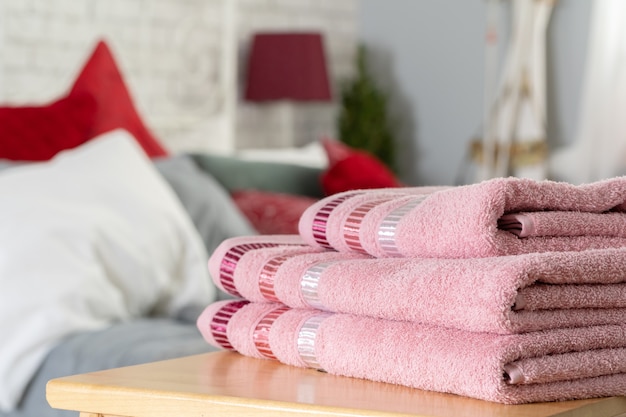 Pile de serviettes propres sur table en bois dans la chambre