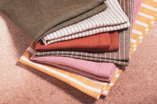 Photo pile de serviettes de service colorées sur fond beige