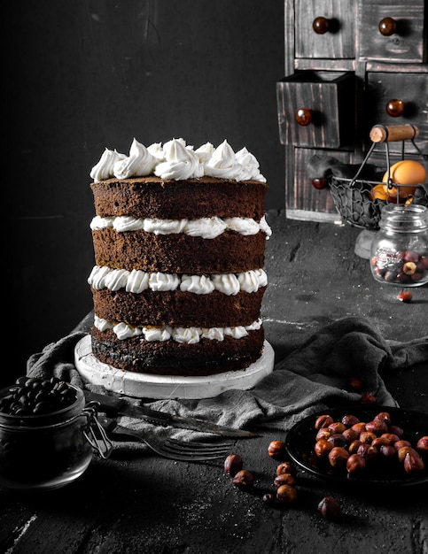 Pile de tarte au gâteau au chocolat noir sur fond sombre