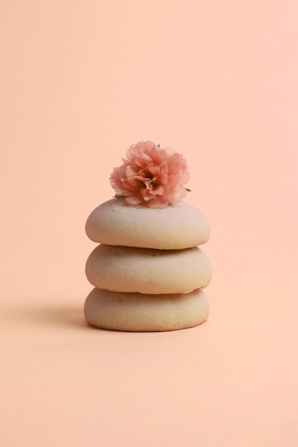 Pile de tartes empilées avec une fleur rose sur le dessus