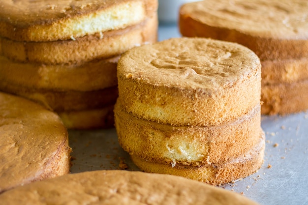 Pile de tartes. Pâte cuite de forme ronde. Gâteau simple et nutritif. Préparez de savoureuses pâtisseries à la maison.