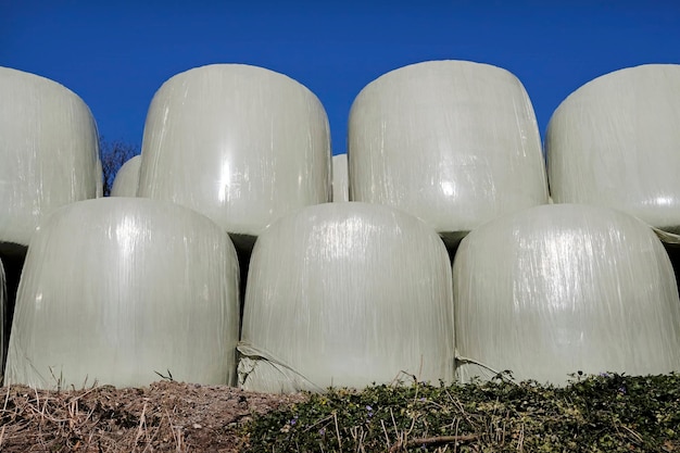 Photo une pile de tas de foin enveloppés contre un ciel bleu