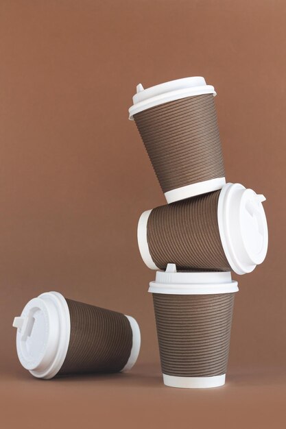 Pile de tasse à café en papier jetable avec capuchon