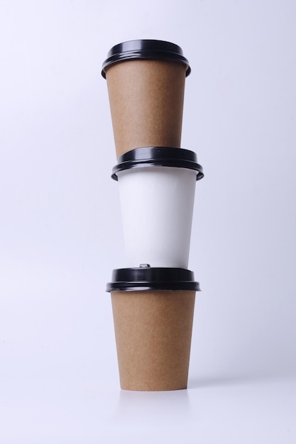 Pile de tasses à café en papier isolé sur fond blanc Ensemble réaliste maquette pour modèle de marque