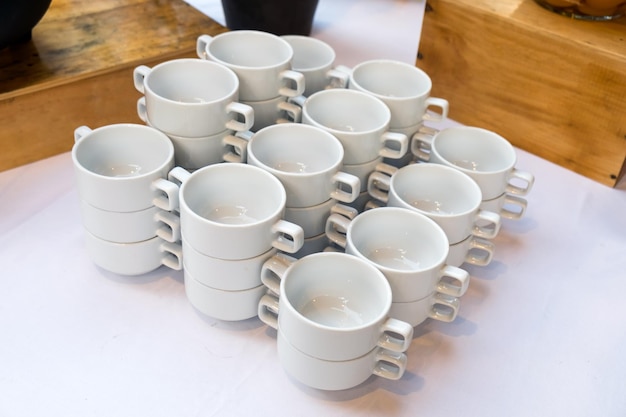 Pile de tasses en céramique sur la table