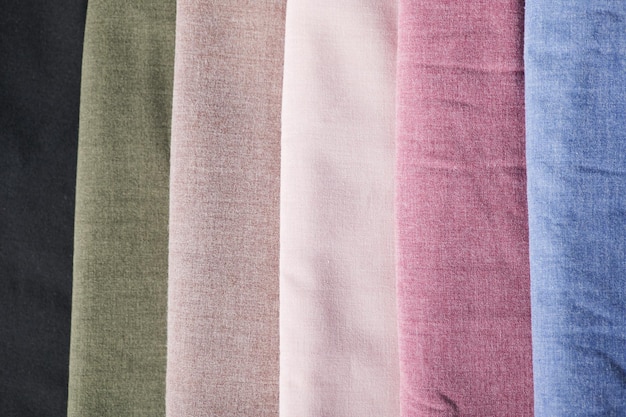 Pile de tissu de coton coloré sur fond blanc Écharpes hijab décontractées colorées pastel