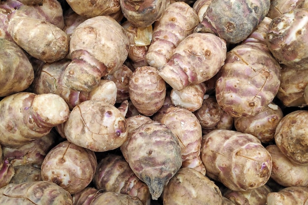 Pile de topinambours sur une échoppe de marché