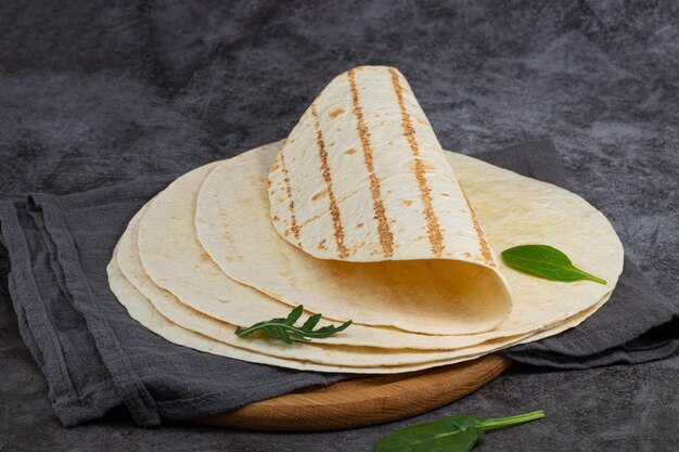 Pile de tortillas de maïs sur fond sombre. Nourriture mexicaine.