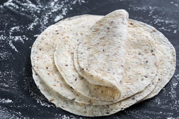 Pile de tortillas sur une surface noire