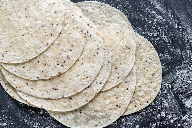 Pile de tortillas sur une surface noire