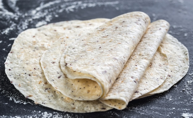 Pile de tortillas sur une surface noire