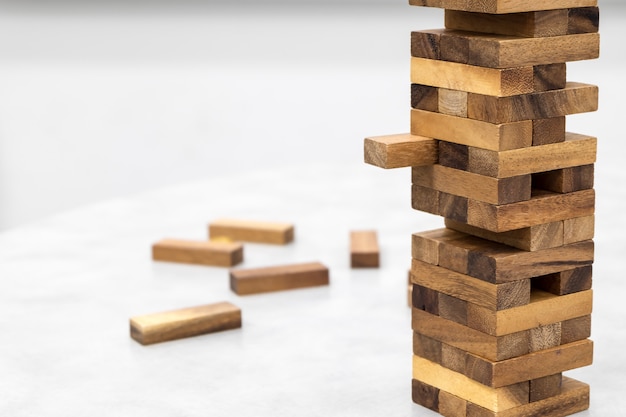 La pile de tour de jouet en blocs de bois