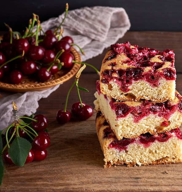 Pile de tranches carrées d&#39;une tarte au four avec des baies de cerise