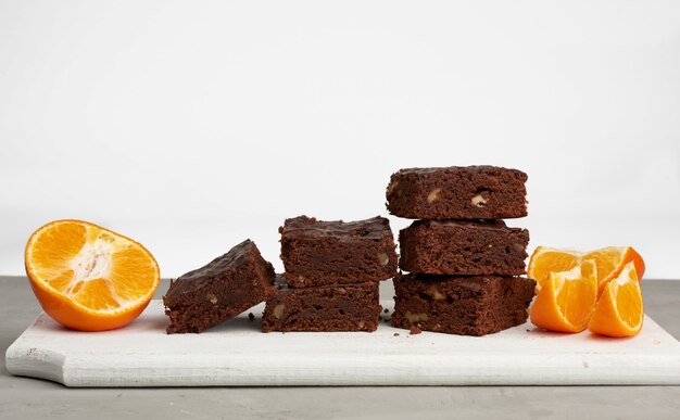 Pile de tranches de gâteau au chocolat carré aux noix et aux noix