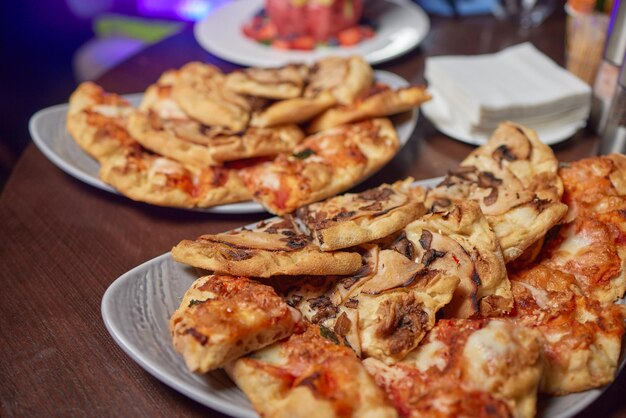 Pile de tranches de pizza au buffet de l'hôtel