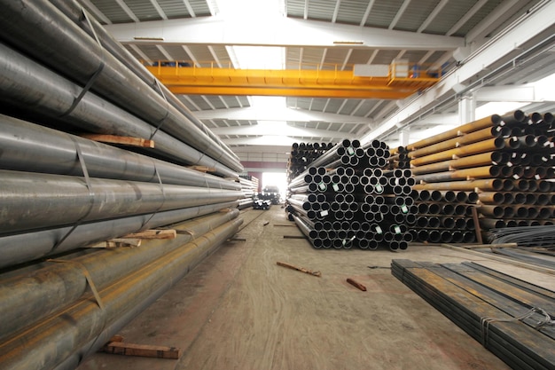 Pile de tuyaux métalliques en acier à l'intérieur de l'usine