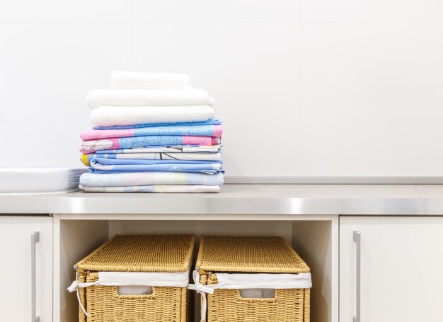 Photo une pile de tuyaux sur le mur à la maison