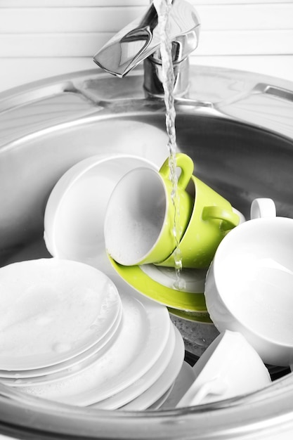 Photo pile de vaisselle en gros plan de l'évier