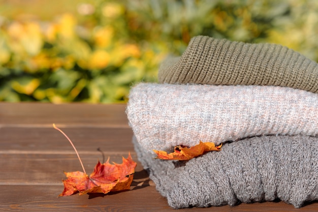 Pile de vêtements d'automne et d'hiver pliés en tricot