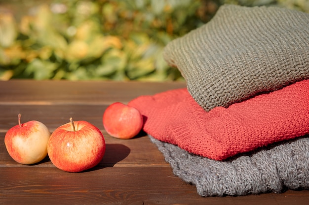 Pile de vêtements d'automne et d'hiver pliés en tricot