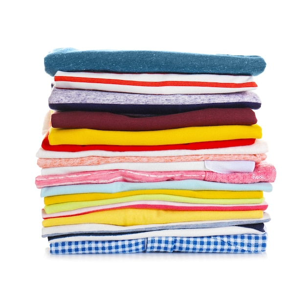 Une pile de vêtements colorés sur fond blanc en gros plan
