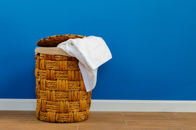 Pile de vêtements dans le panier à linge à l'intérieur. Fermer.