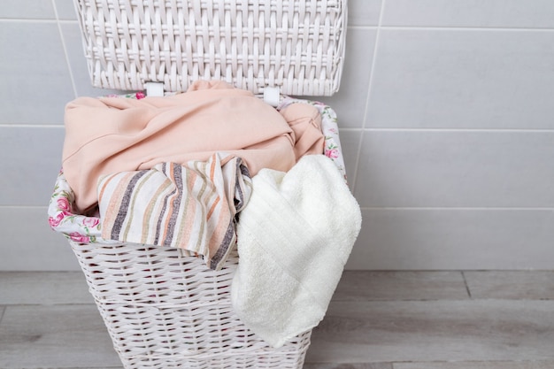 Pile De Vêtements Dans Un Panier à Linge En Osier. Vue De Dessus