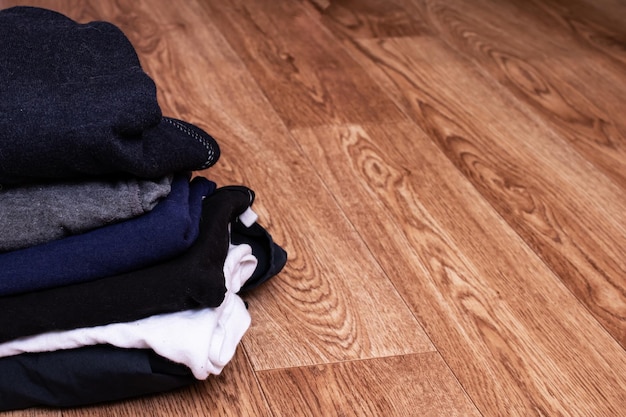 Pile de vêtements sur un fond en bois