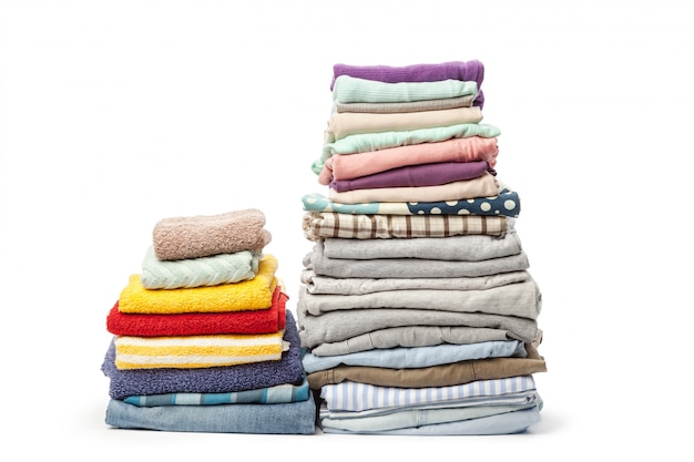 Une pile de vêtements isolés sur blanc