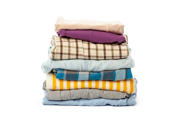 Une pile de vêtements isolés sur blanc