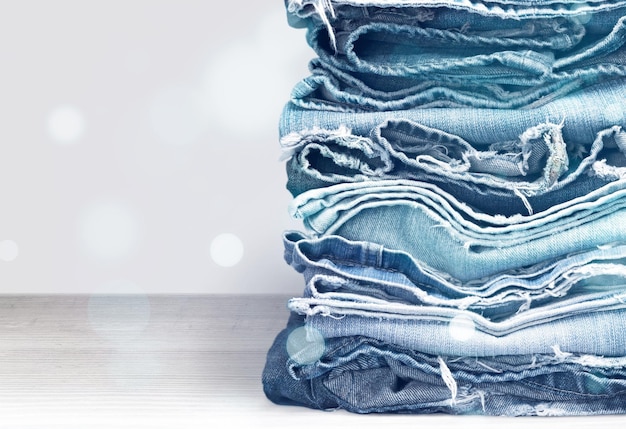 Pile de vêtements jeans sur fond