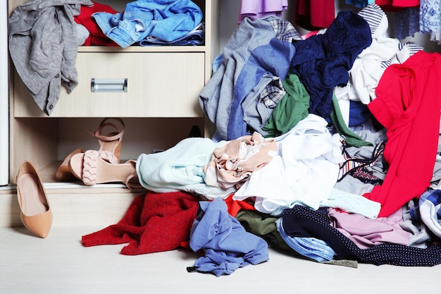 Pile de vêtements sur le sol à l'intérieur