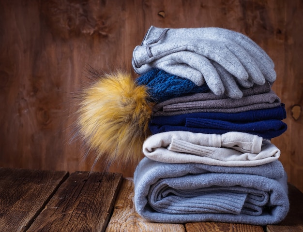 Pile de vêtements tricotés chauds