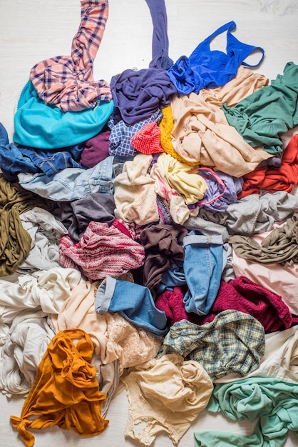 Pile de vêtements usagés sur fond clair Seconde main pour le recyclage